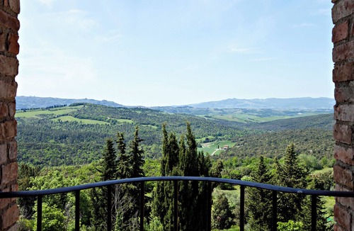 Gambassi Terme Apartment | 2-bedroom rustic apartment in charming Gambassi with WiFi