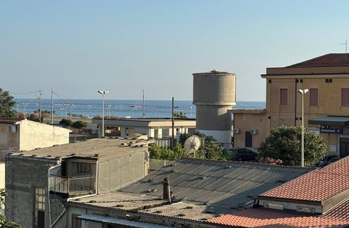 Amantea Apartment | 2 Bedroom spacious apartment, minutes to the beach, train station and shoppingn