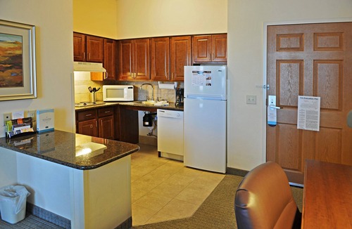 Oconomowoc Apartment | 2-BR Suite w/King & Double Beds + Kitchen