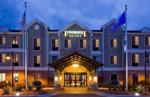 Oconomowoc Apartment | 2-BR Suite w/King & Double Beds + Kitchen