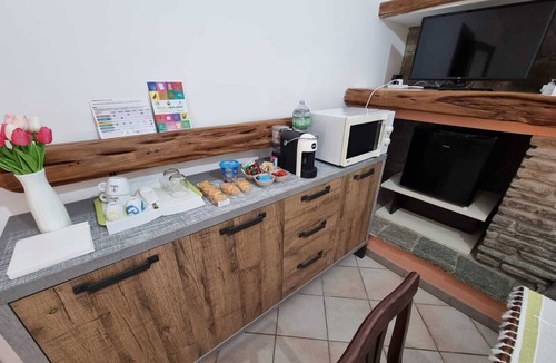 Capoterra House | 2 DOUBLE BEDS, MINI FRIDGE, COFFEE MACHINE, MICROWAVE OVEN, TABLE.