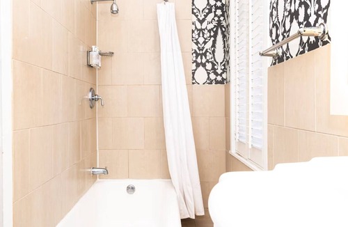 Historic District Hotel | 2 Historic Ambiance Stays for Perfect Getaways | Pets Are Allowed