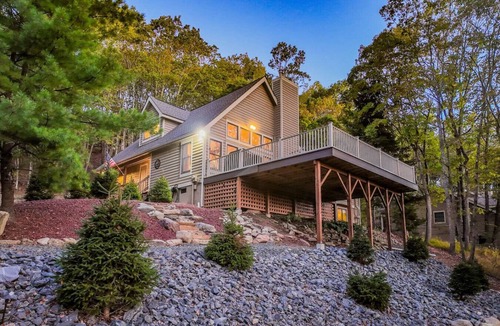 Tannersville Cabin | 2 Master BDRM, 2 Min to Camelback - Sleeps 10