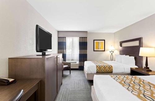 Naperville Hotel | 2 Pet-Friendly Units Near Downtown Naperville | Free Parking and Breakfast!