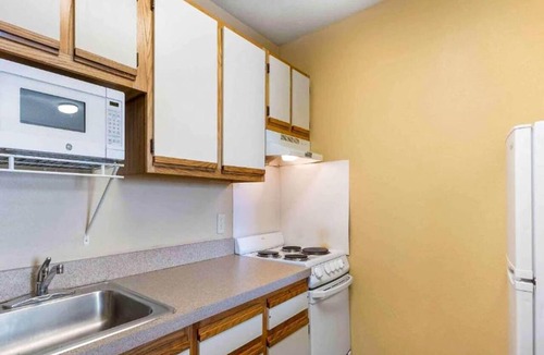 Maryland Heights Apartment | 2 Queen Beds | Non-Smoking, Kitchen