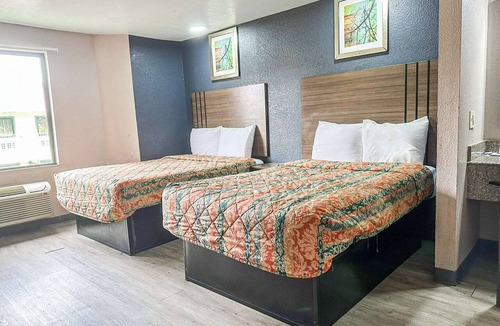 Jackson Hotel | 2 Queen Beds Non-Smoking