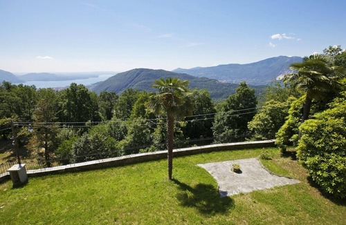 Comero Apartment | 2-room corner apartment in a prestigious villa from 1850 with solar-heated pool
