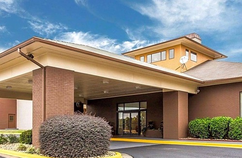 Hickory Hotel | 2-Star Hotel ∙ Quality Suites Convention Center - Hickory