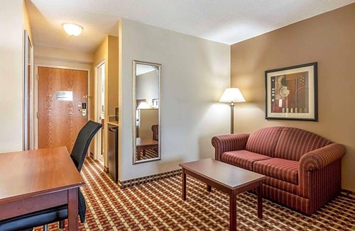 Paducah Hotel | 2-Star Hotel ∙ Quality Suites Paducah