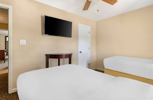 Berkeley Hotel | 2 Units w/Kitchens Perfect for Families, Onsite Pools, Free Parking!