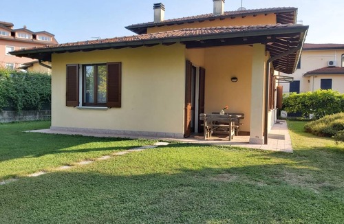 Travedona-Monate House | 250 m² House ∙ 4 bedrooms ∙ 8 guests