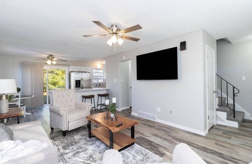 Urbandale Apartment | 2BD/Extended Stay/Washer&Dryer/Work Station
