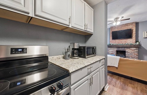 Bloomfield Apartment | 2BR 1Bath 4 Beds Entire Apartment in Bloomfield