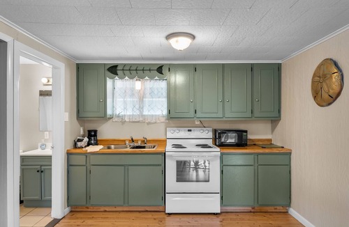 Buchanan Cabin | 2BR Kentucky Lakefront: Private Boat Ramp, Boat Slip & Sunrise!