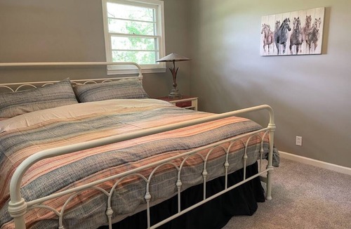 Dickson House | 3 bedroom 2 bath ranch style house on 5 acres.