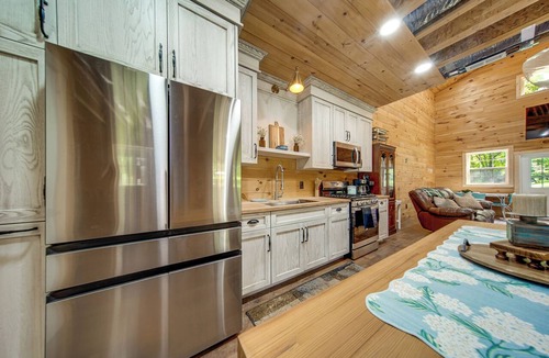 Hermitage House | 3 Mi to Shenango Lake! Dusk-to-Dawn Barndominium