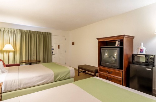 Edgewood Hotel | 3 Pet-Friendly Rooms Near Flying Point Park w/On-Site Dining