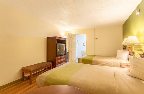 Edgewood Hotel | 3 Pet-Friendly Rooms Near Flying Point Park w/On-Site Dining