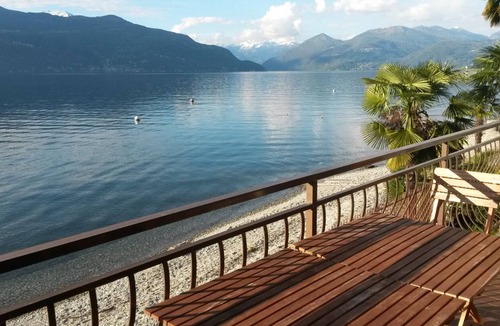 Porto Valtravaglia Apartment | 3-room apartment with sun terrace, balcony and 2 bathrooms directly on the beach