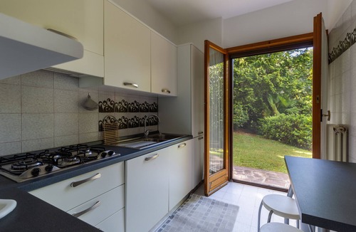 Brezzo di Bedero Apartment | 3½-room apartment in a park with sunbathing lawn directly on the lake
