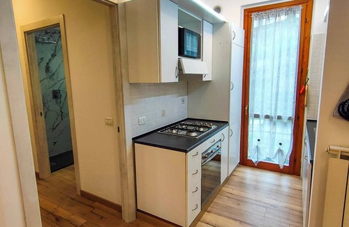 Montegrino Valtravaglia Apartment | 3½-zimmer-wohnung in Einer Gepflegten Residenz mit Pool und Tennisplatz
