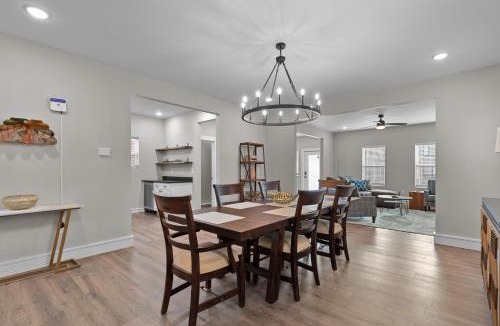 The Gate House | 3325 Bright Urban Comfort