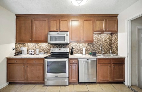 Baldwin House | 3BR Retreat w/Backyard & Full Kitchen