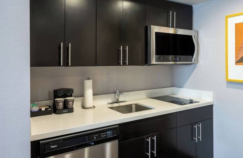 Canonsburg Hotel | 4 Bright & Modern Two-Queen Studio – Perfect for Family or Friends