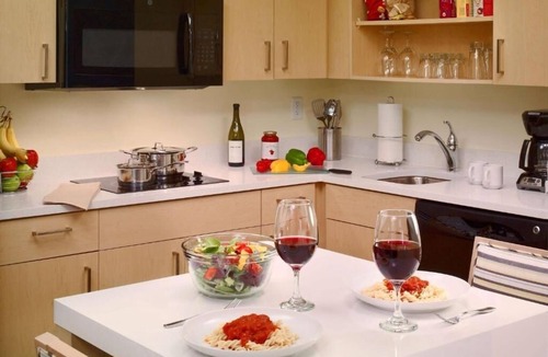 Arrowood Hotel | 4 Bright Suites with Kitchen Near Arrowood Business District – for Work Stays