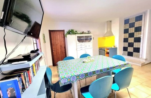 Solanas House | 4 min walk to the beach! Cosy home with lush patio.