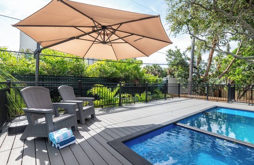 Cocoa Beach House | 5⭐ 6BD/4BA ~ Steps to Beach Shipping Container Pool w ~ Game Rm ~Summer Kitchen