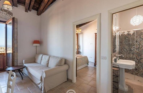 Historic Castle District Apartment | 50 m² Apartment ∙ 2 guests