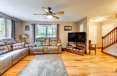 Franklin House | 7 Mi to Franklin: Peaceful Home w/Deck & Yard!