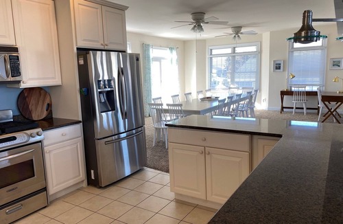 A-Zone House | 7 minute walk to beach, sleeps 12, great for families!