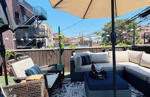Wicker Park House | 8 beds. Wicker Park Spacious Guest House wi/Spa Bath, Fireplace, 1 Grg Spot.