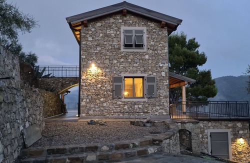 Dolceacqua House | A beautiful house, a private pool and a view to dream of