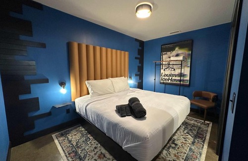 Downtown Louisville Hotel | A12 The Paddock Superfecta Suite