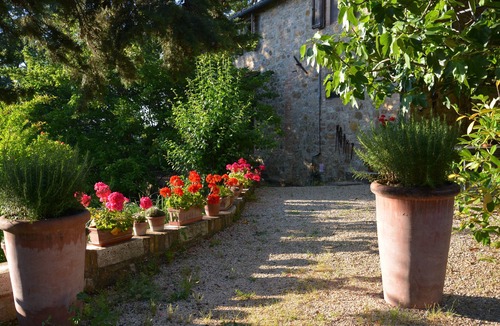 Radicondoli Apartment | Accommodation with Shared Pool and Private Garden - LA CASA NUOVA apartment.