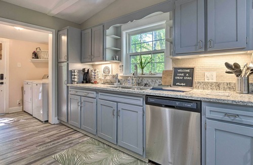 Chesapeake Beach Cottage | Adorable Beach Cottage w/ Hot Tub & Tropical Bar!