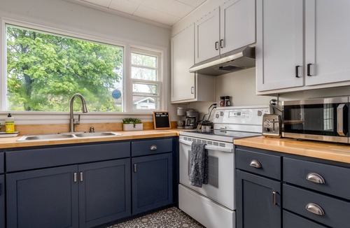 Sturgeon Bay House | Adorable character home! Near downtown Sturgeon Bay & Sunset Beach Park!