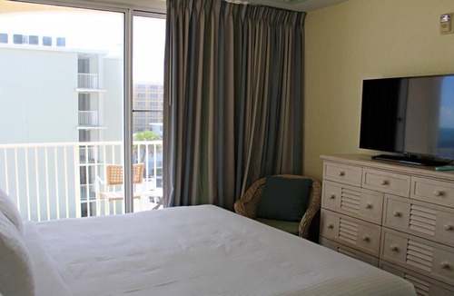 Bostroms Resort | Adventure Awaits! 4 Spacious Units, Kitchen, Beach, Pool, Shop at Volusia Mall