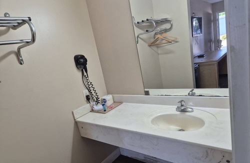 Chickamauga Hotel | Affordable King Room w/Quiet Stay Near Chickamauga Attractions