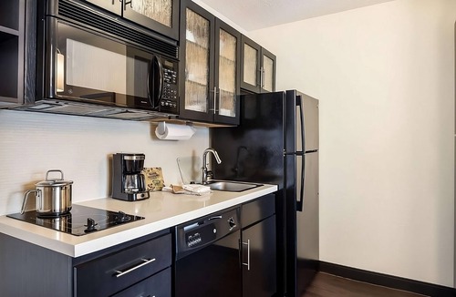 Morris Plains Hotel | Affordable Option: 3 1BR Suites w/Full Kitchen Near NYC Access
