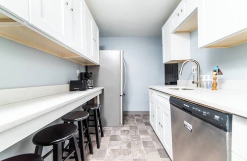 Central Northside Apartment | - AGH Walkable - Free Parking - Washer & Dryer -