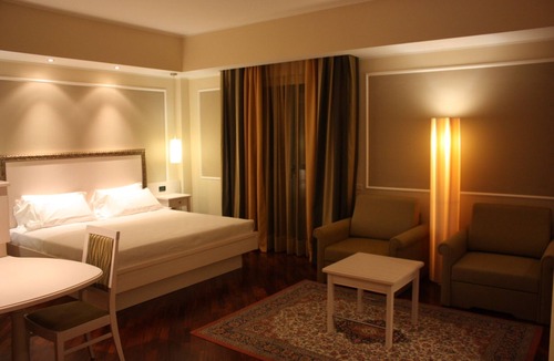 Varano de' Melegari Hotel | Albergo della Roccia