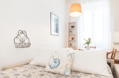 Quinto al Mare Apartment | "Amalia Stay" fronte mare e a 50 mt dalla Stazione