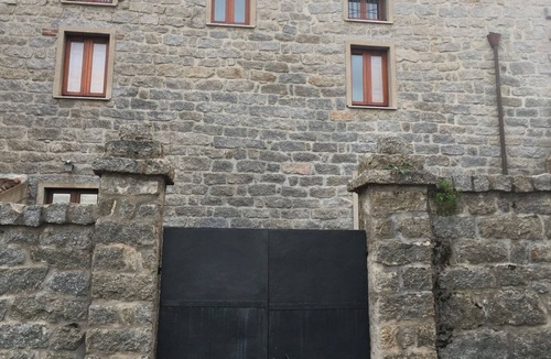 Sa Castangia House | Ancient building in the historic center near the lake and the sea.