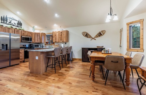 Pine Cabin | Angler’s Hideout- 2 Bdrm- New- National Forest & River Close-Mountain Views
