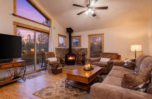 Pine Cabin | Angler’s Hideout- 2 Bdrm- New- National Forest & River Close-Mountain Views