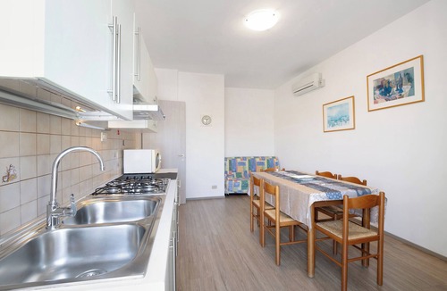 Jesolo Apartment | Apartment '2 Piano' with Shared Terrace, Wi-Fi and Air Conditioning
